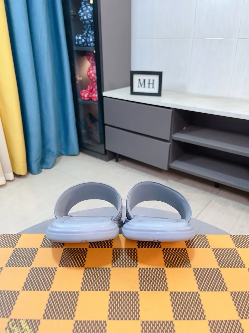 Men's shoes 💰340🌹🌹 (lv-Louis Vuitton) New men's slippers, high-end boutique, exquisite embossed logo decoration on the upper, fine workmanship, super soft soles, casual, loose and comfortable, a must-have in summer! \nsize：38-44